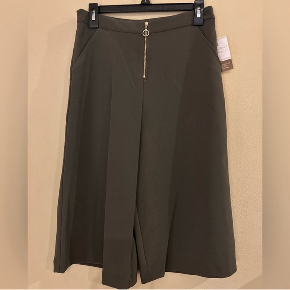 Must Have Green Gaucho Cropped Pants - Picture 1 of 3